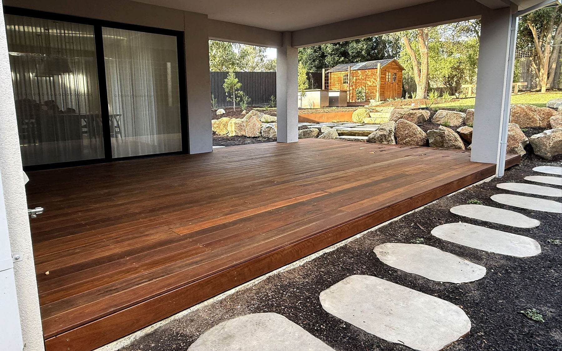 Forest Hill spotted gum deck with jasmine trellis screens along the boundary